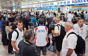 5일 대구공항 로비, 세계육상선수권대회를 마치고 대구를 떠나려는 외국 선수, 임원 및 취재진들로 장사진을 이루고 있다. 성일권기자 sungig@msnet.co.kr