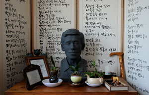 이오덕학교에는 이오덕 선생의 빈소가 차려져 있다. 생전에 이오덕 선생이 쓰던 침실에 마련된 빈소에는 장남 정우(66) 씨가 직접 만든 이오덕 조소와 유품 등이 놓여 있다.