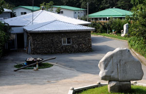 이오덕학교 교정 전경. 두 개의 시비가 보이는데 앞의 것이 이오덕 선생 시비, 뒤쪽이 권정생 선생 시비이다.