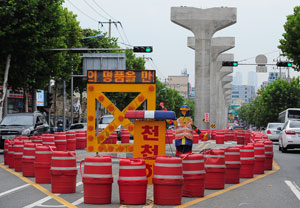 8일 대구 도시철도 3호선 교각에 대대적인 교통안전시설물이 설치됐다. 사진은 남구 계명네거리~건들바위네거리 구간. 성일권기자 sungig@msnet.co.kr