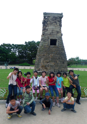 첨성대에서 단체 사진을 촬영한 가음초교와 춘산초교·효선분교 아이들과 지도교사.