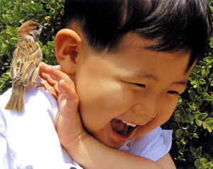 아이의 표정만 봐도 행복한 웃음이 번집니다. 자꾸 보게 되네요. 우리 집에도 얼마 전 고양이 한 마리가 새 식구로 들어왔습니다. 딸 아이의 성화에 못 이겨 결국 새끼 고양이를 분양받았습니다. 동물이라면 기겁을 하던 아내가 차츰 변하는 모습이 우습기도 하고 신기하기도 했습니다. 처음엔 어미와 떨어진 새끼가 애처롭다며 챙기더니 지금은 고양이 재롱에 푹 빠졌습니다. 동물을 좋아하는 사람치고 나쁜 사람 없다지요. 버림받는 반려동물이 여전히 많아서 마음이 아프지만 아이들 마음을 키워주는 데 반려동물만 한 대상도 없는 것 같습니다. 사진=남경희(제51회 매일 전국어린이사진공모전 가작) 글=김수용기자