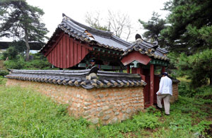 고향인 김천시 감천면 무안리에 세워진 외할머니 금릉김씨 효녀비. 비문에는 순종 황제가 문경대신을 통해 하사했다고 적혀 있다. 이곳에 오면 어릴적 외할머니의 정이 절로 묻어난다. 김태형기자 thkim21@msnet.co.kr