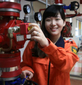 대구보건대학 소방안전관리과에 재학 중인 도지인 씨가 스프링클러를 조작하고 있다.