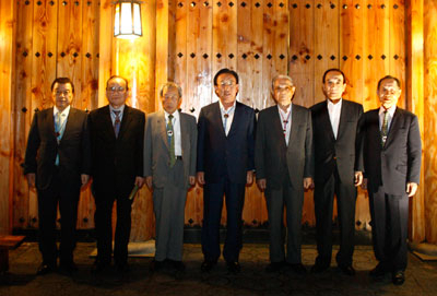 전직 경상북도지사들이 16일 경주세계문화엑스포를 관람한 뒤 기념촬영을 하고 있다. 사진 왼쪽부터 심우영