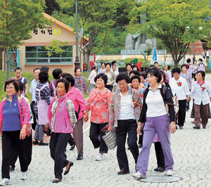 ▲달성군농업기술센터 생활개선회원과 지역 내 소외계층 노인들은 19일 일일고부 관계를 맺은 후 고령군 대가야 테마파크 등 대가야 역사 유적지 등을 관광하며 즐거운 시간을 보내고 있다.