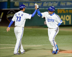 20일 대구시민야구장에서 열린 삼성-두산전에서 7회말 2사 1루에서 삼성 박한이가 두산 임태훈을 상대로 우월 동점 투런홈런을 쏘아올린 뒤 김재걸 코치의 환영을 받고 있다.