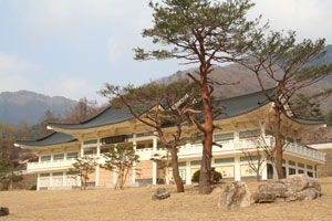 옛 과거 길 문경새재길에 있는 문경 옛길박물관.