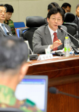 21일 대구 수성구 만촌동에 자리한 육군 제2작전사령부에 대한 국회 국방위원회의 국정감사에서 한나라당 유승민 의원이 조정환 제2작전사령관에게 질의하고 있다. 우태욱기자 woo@msnet.co.kr