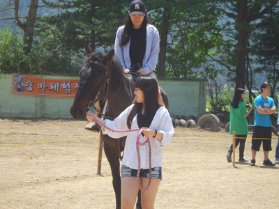 경기도 가평목동수련원은 신체발달을 돕는 승마체험, 김장체험, 메주 체험 등 다양한 체험프로그램을 운영하고 있다.