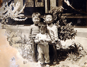 1958년 공평동에서 대봉동으로 이사 간 직후 찍은 사진. 가운데가 필자이고 뒷줄 오른쪽은 공무원으로 정년퇴직한 형이다. 김태형기자 thkim21@msnet.co.kr