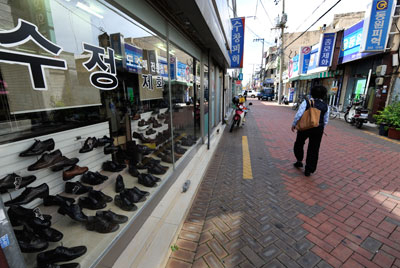 사진=과거 문인들과 젊은이들의 거리였던 향촌동 수제화골목. 기성화의 범람과 젊은 기능공 부족으로 어려움을 겪고 있지만 70여 개의 업체가 성업하면서 명성을 유지하고 있다.