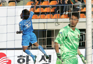 송제헌이 인천과의 경기에서 두 번째 골을 터트린 뒤 주먹을 불끈 쥐고 기뻐하고 있다. 대구FC 제공