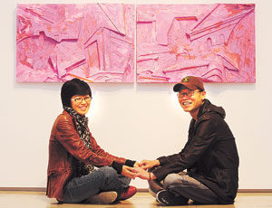 조소를 전공한 남편 윤경식 씨와 회화를 전공한 부인 이남희 씨가 부부공동 전시회를 연다. 성일권기자 sungig@msnet.co.kr