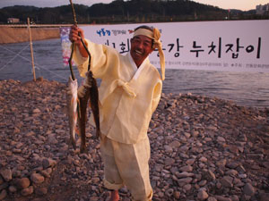 사진설명:안동 강촌마을 풍물보존회 회원으로 강 어부인 김석현(54