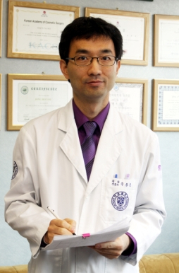 우리나라 여성들의 기미는 대부분 표피형과 진피형이 같이 있는 혼합형 기미여서 피부 겉과 속을 골고루 동시에 치료하는 방법이 필요하다고 강조하는 유종호 원장.