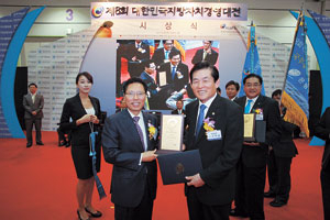지난달 29일 서울 강남구 삼성동 코엑스에서 열린 제8회 대한민국지방자치경영대전 우수시책 평가에서 의성군이 3개 부문에서 대상인 국무총리상을 수상했다. 총리를 대신해 이삼걸(왼쪽) 행정안전부 차관이 김복규(오른쪽) 의성군수에게 시상했다.