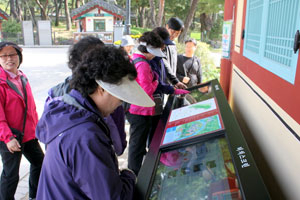 영주를 찾은 관광객들이 스마트폰과 연동되는 통합네트워크 최첨단 무인관광안내시스템을 살펴보고 있다. 영주시 제공