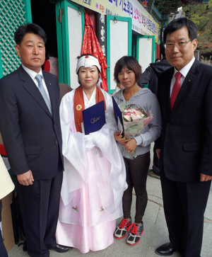 왼쪽부터 서동석 조합장, 이지현, 박진희, 정기하 지부장
