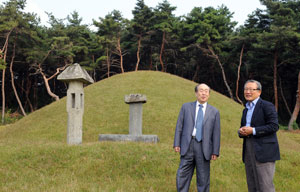 학창시절 자주 답사를 왔던 상주 사벌국 왕릉에서 고향 친구인 박찬선 시인(오른쪽)과 옛 추억을 떠올리고 있다. 김태형기자 thkim21@msnet.co.kr
