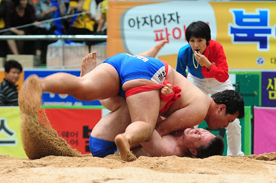 씨름 여성 심판 세계 1호인 전은숙 심판이 지난달 22일 열린 2011 대구시 씨름왕 선발대회에서 심판을 보고 있다. 성일권기자 sungig@msnet.co.kr