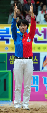 씨름 여성 심판 세계 1호인 전은숙 심판이 8차례 한라장사에 오른 남편 강순태 장사와 포즈를 취했다. 성일권기자 sungig@msnet.co.kr