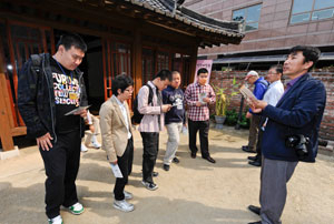 대구 덕희학교 학생들이 서너 명씩 짝을 이뤄 약령시 한의약문화관, 계산성당, 상화고택 등을 찾아 취재하고 있다. 우태욱기자 woo@msnet.co.kr