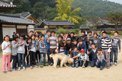 사이언스 GB 투어에 참가한 예천초교 학생들이 청송 송소고택에서 기념촬영을 하고 있다. 권오석기자