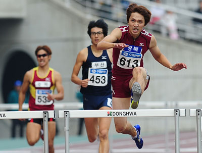 9일 고양종합운동장에서 열린 전국체전 육상 남대부 400m 허들 결승에서 경북의 최수창(오른쪽)이 가장 먼저 마지막 허들을 넘고 있다. 성일권기자 sungig@msnet.co.kr