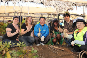 열차를 타고 풍기인삼축제장을 찾은 관광객들이 풍기역을 빠져 나오고 있다. 마경대기자