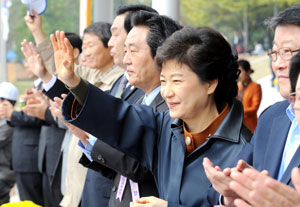 박근혜 전 한나라당 대표가 9일 달성군민운동장에서 열린 군민체육대회를 방문해 군민들에게 손을 흔들어 인사하고 있다. 이채근기자 mincho@msnet.co.kr