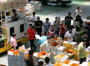성주군이 올해 참외 차별화 전략 사업을 통해 저급품 참외를 수매 처리하고, 10㎏ 소포장 규격화 사업을 통해 억대농가수가 지난해보다 92% 늘어났다. (활기가 넘치는 참외경매장) 사진제공 성주군청.