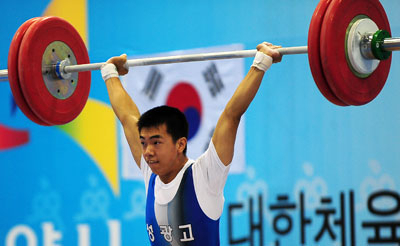 대구 성광고 김우식이 10일 고양시 킨텍스에서 열린 전국체전 역도 남고부 62㎏급 용상에서 137㎏을 들어 올리고 있다. 성일권기자 sungig@msnet.co.kr
