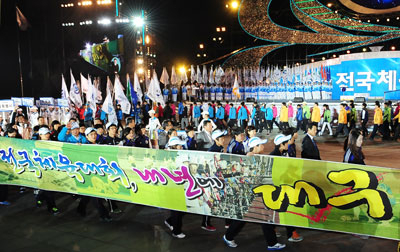 12일 오후 경기도 고양시 일산호수공원에서 열린 제92회 전국체육대회 폐막식에서 다음 대회 개최지인 대구 선수단이 환영 현수막을 들고 입장하고 있다. 성일권기자 sungig@msnet.co.kr