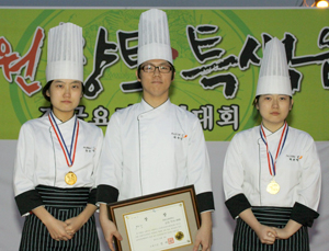 수원시 주최 제3회 향토 특색음식 전국요리대회 학생 부문에서 계명문화대 학생들이 대상을 수상했다. 왼쪽부터 박은영·김승엽·최윤정 씨.