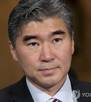 오바마 대통령과 대북관계에 대한 이견으로 인준이 늦어지고 있던 성 김 주한미대사가 이명박 대통령의 미국 순방에 맞춰 미 상원인준을 만장일치로 통과, 곧 부임할 수 있게 됐다. 사진 연합