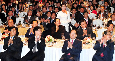 대구 세계육상선수권대회 및 경주 세계문화엑스포 성공기념 축하연이 13일 오후 대구 호텔인터불고 엑스코 그랜드볼룸에서 매일신문사 주최로 열려 김범일 대구시장, 김관용 경상북도지사, 지역 국회의원 등 초청 인사 및 자원봉사자 600여 명이 육상과 엑스포 홍보영상물을 보면서 박수를 치고 있다. 성일권기자 sungig@msnet.co.kr