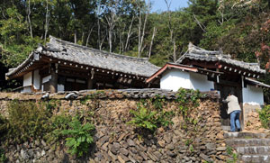 학창시절, 고향집 인근 마을(중화리) 훈장에게 한문을 배웠던 명곡정(明谷亭)이 옛모습 그대로다. 명곡정은 1922년 여주이씨 문중에서 청소년들의 학문 수학을 위해 지은 건물이다. 김태형기자 thkim21@msnet.co.kr
