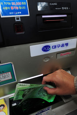 카드업계의 올 상반기 현금서비스 수수료 수익이 2003년 이후 최대를 기록할 것으로 예상되면서 수수료에 대한 이용자들의 불만이 높아지고 있다. 성일권기자 sungig@msnet.co.kr