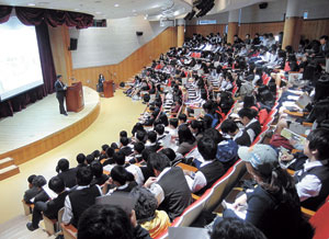 아진산업 서중호 대표이사가 17일 경산교육지원청 다목적강당에서 특성화고 진학 희망 학생들을 위한 진로 특강을 하고 있다. 경산교육지원청 제공