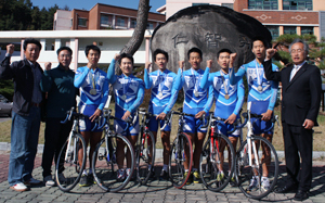 박종진 감독, 김만수 코치, 안영문·최창백·권순영·김용규·박지윤·천성호 선수, 정용환 교장.(왼쪽부터)