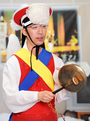 척박한 전통문화 토양에 풍물 문화의 꽃을 피우기 위해 창단된 푸리 풍물단의 손석철 대표가 정기공연을 앞두고 단원들과 연습하고 있다. 정운철기자 woon@msnet.co.kr