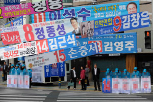 대구시 수성구 3가동 거리 곳곳에 나붙은 시의원(수성3지구) 후보들의 홍보 현수막. 우태욱기자 woo@msnet.co.kr