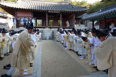 한국국학진흥원이 도산서원의 모태인 도산서당 창건 450주년을 맞아 고유제 등 의미있는 행사를 열었다. 18일 고유제를 올리는 후손들. 엄재진기자