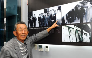 홍선표(83) 전 문성동장이 새마을운동발상지기념관에서 1971년 박정희 대통령의 문성동 시찰 모습을 찍은 사진을 가리키며 당시 상황을 회고하고 있다.