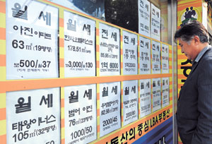 주택 임대차 시장에 전세와 월세의 비중이 빠르게 역전되고 있다. 정부가 저금리 기조를 유지하면서 집주인들이 월세를 선호하기 때문이다.