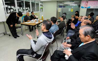 21일 저녁 대구 달서구 파호동 삼성명가타운 아파트관리사무소 2층에서 입주자대표회의 회장 입후보자 3명이 주민들의 질문에 대답하고 있다. 우태욱기자 woo@msnet.co.kr