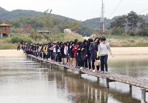 21일 낙동강 물길 따라 걷기 행사에 참가한 학남고 학생들이 가을 정취 속에서 선조들의 문화유산을 느끼고 있다.