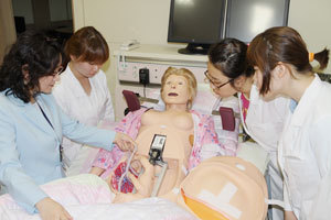 영남이공대 간호학과 학생들이 교내 간호시뮬레이션 센터에서 실습을 하고 있다.