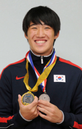 김시형 씨가 2011 AWWF 아시아 수상스키·웨이크보드 선수권대회 슬라롬 부문 금메달과 전국체전 은메달을 동시에 목에 걸고 환하게 웃고 있다.